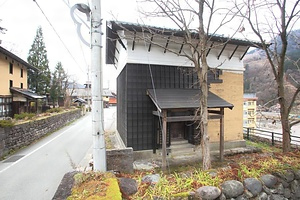 旧山岸家住宅（石川県白山市白峰） 浜蔵<br />
 キュウヤマギシケジュウタク<br />
 ハマグラ