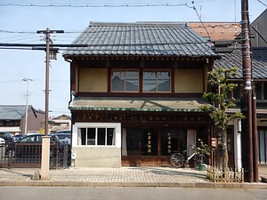 旧浅井薬店（小澤金物店）店舗兼主屋