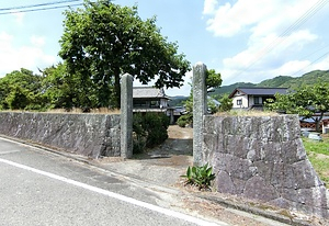 旧松野家住宅(野口家住宅)門柱及び石垣