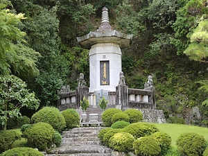 身延山久遠寺祖廟塔