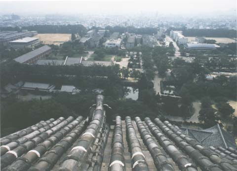 17 View of outside area to the east of Himeji-jo, seen from inside the Dai-Tenshu (Donjon) [1]
